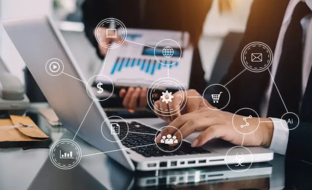 Trainers guiding students on SEO and PPC